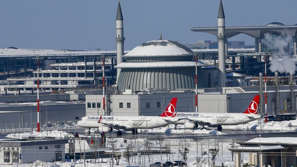 После "снежного коллапса" аэропорт Стамбула открыл все взлетно-посадочные полосы После "снежного коллапса" аэропорт Стамбула открыл все взлетно-посадочные полосы