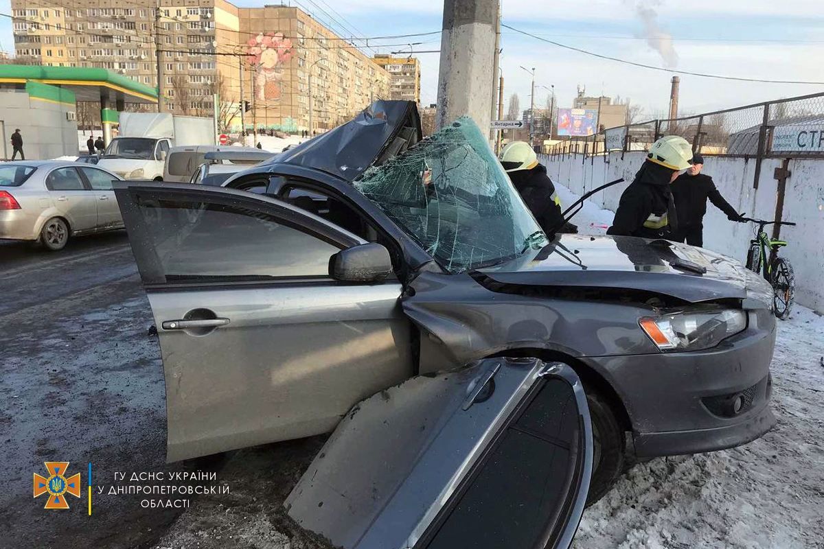 Водій Mitsubishi влетів у електроопору на Янтарній в Дніпрі: у мережі показали момент ДТП - Новини кримінал - Дніпро