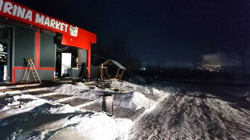 На Харківщині водій авто протаранив будівлю магазину