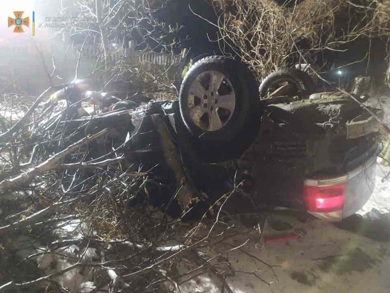 Пьяный водитель влетел в столб и перевернулся: во Львове в жутком ДТП погибла пассажирка