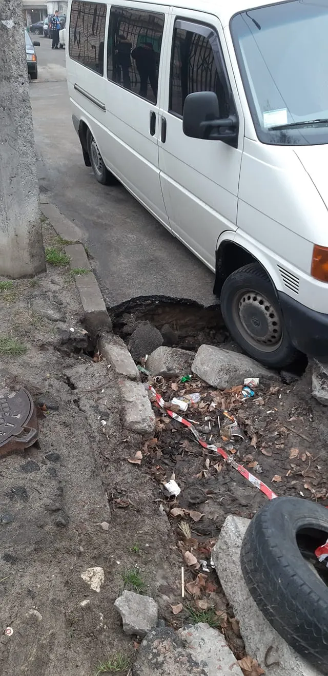 Оболонь, Київ, біля двора утворилася велетенська яма, водії поскаржилися 