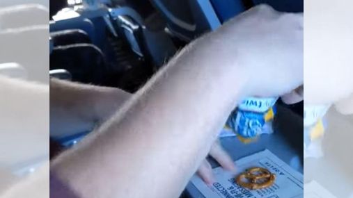 Їжа економ-класу: американцю в літаку дісталася крихітна порція, що насмішила мережу