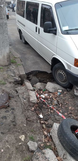 Не проедет даже скорая: на Оболони во дворе образовалась яма-ловушка для автомобилей Не проедет даже скорая: на Оболони во дворе образовалась яма-ловушка для автомобилей