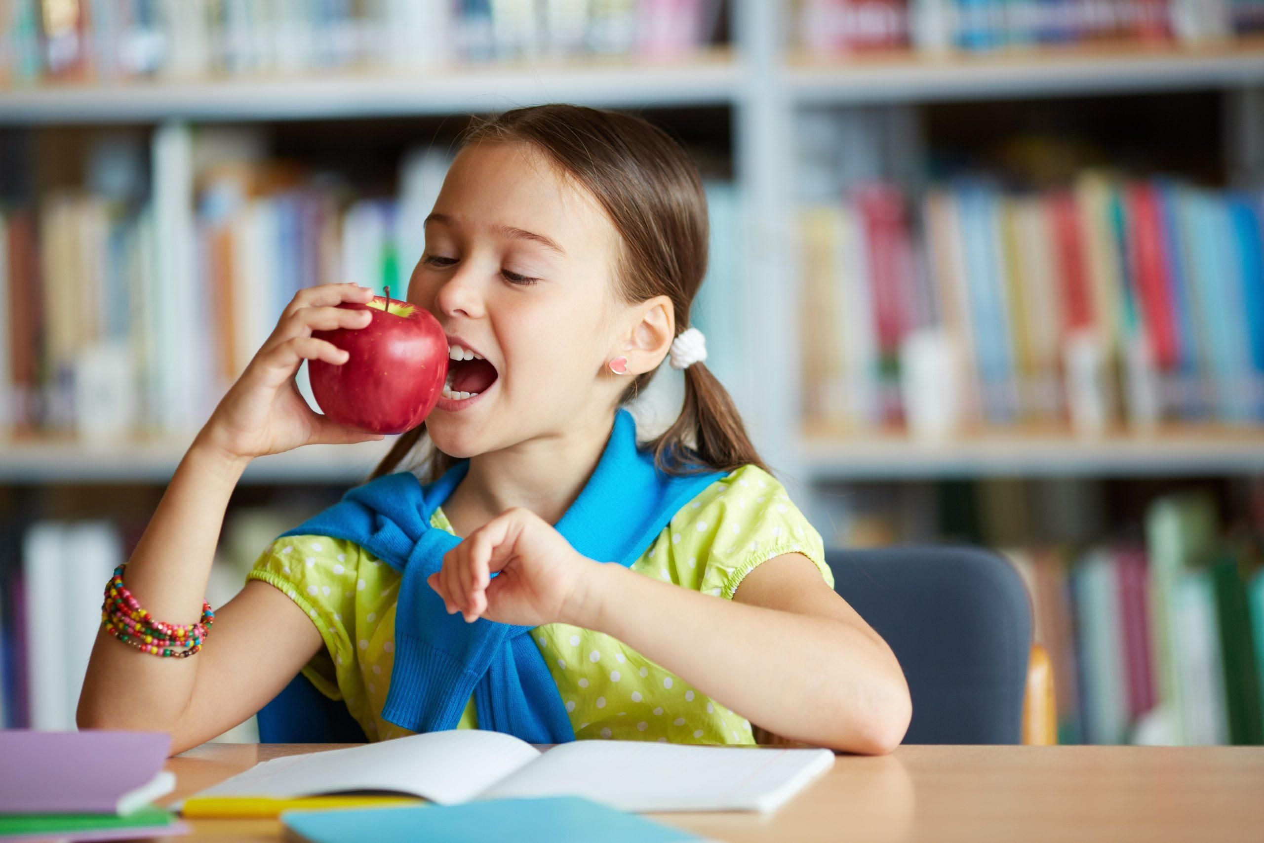 Нове шкільне меню: що каже нутриціолог та як привчити дитину до здорового харчування - Освіта