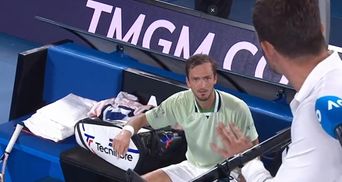 Ты тупой, – Медведев, как псих выругался на арбитра во время матча Australian Open – видео