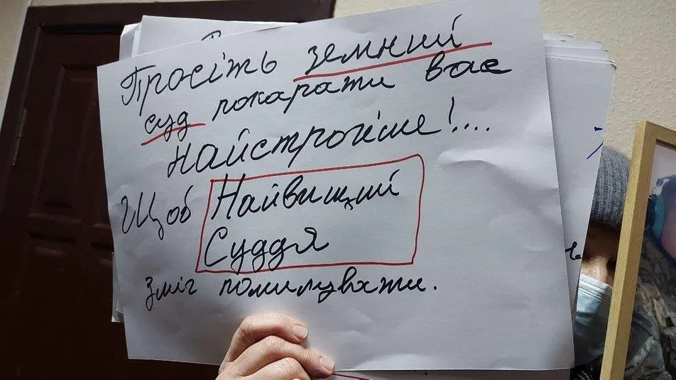 В падінні літака Ан-26 біля Харкова звинувачують 6 військовопосадовців, родичі загиблих вимагають справедливості В падінні літака Ан-26 біля Харкова звинувачують 6 військовопосадовців, родичі загиблих вимагають справедливості