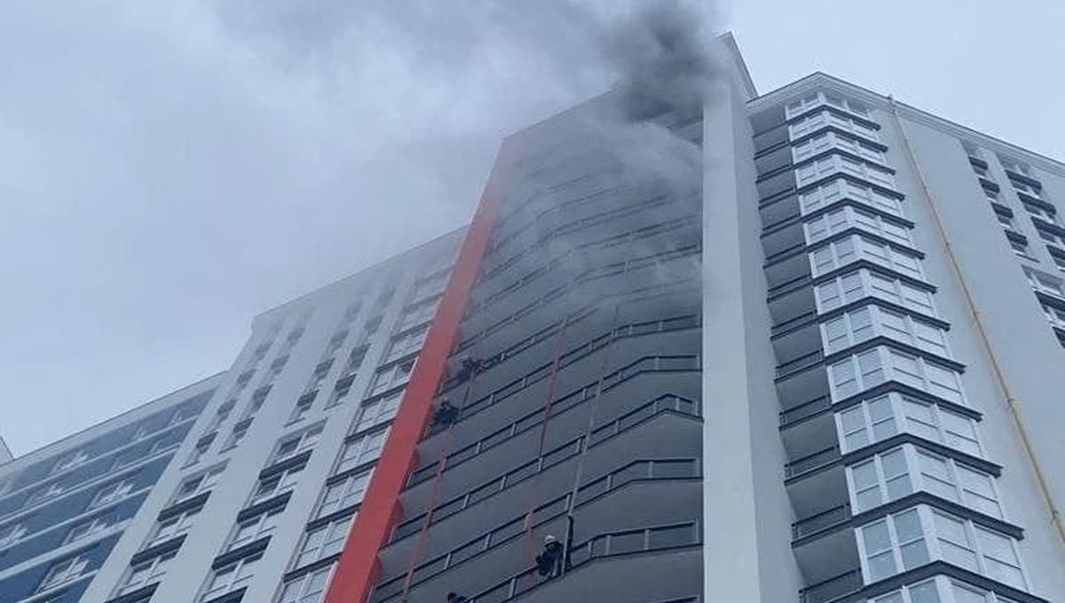 В Киевской новостройке произошел масштабный пожар: фото с места происшествия
