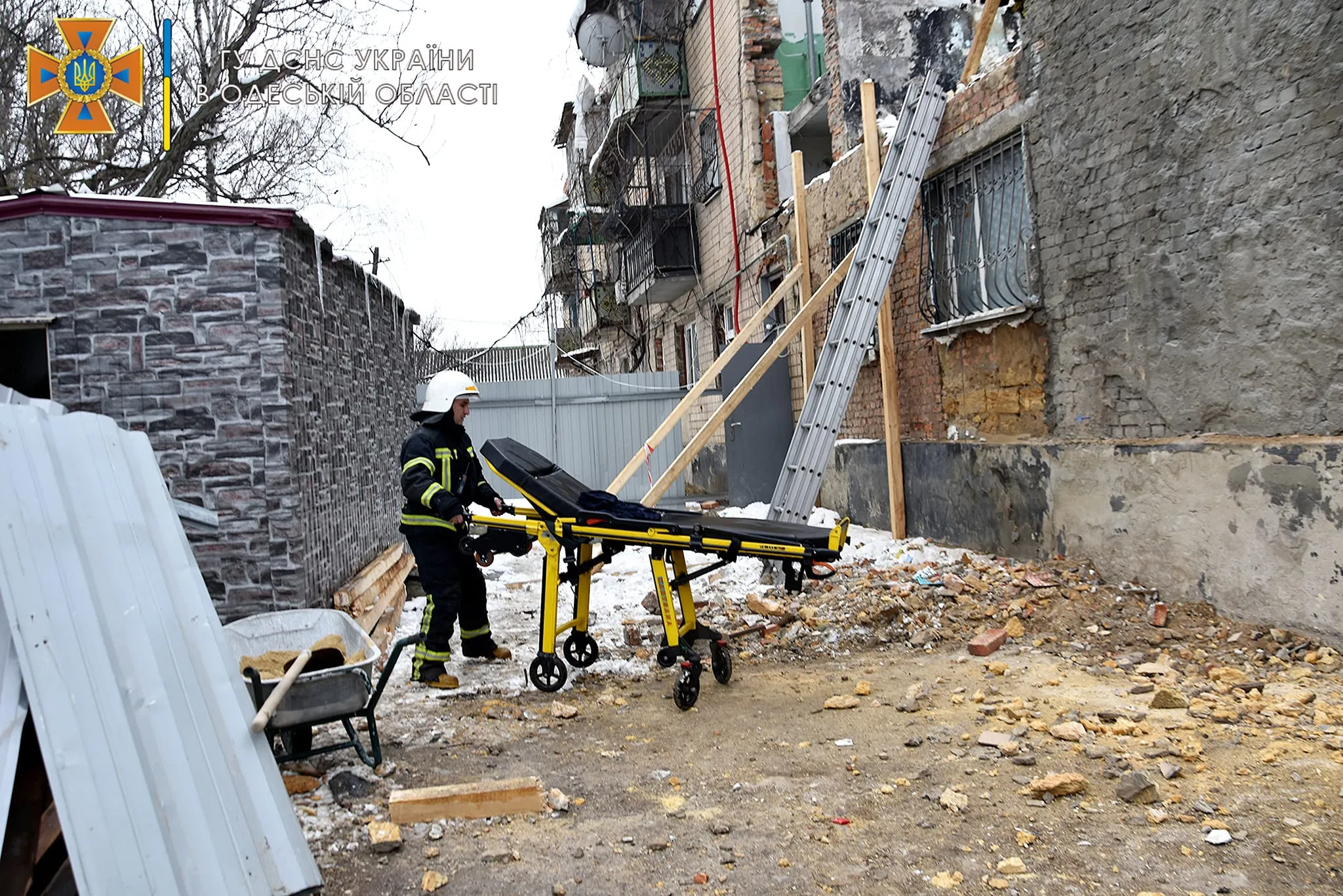 Травми отримали 3 робітників, одного привалило шматком стіни Травми отримали 3 робітників, одного привалило шматком стіни