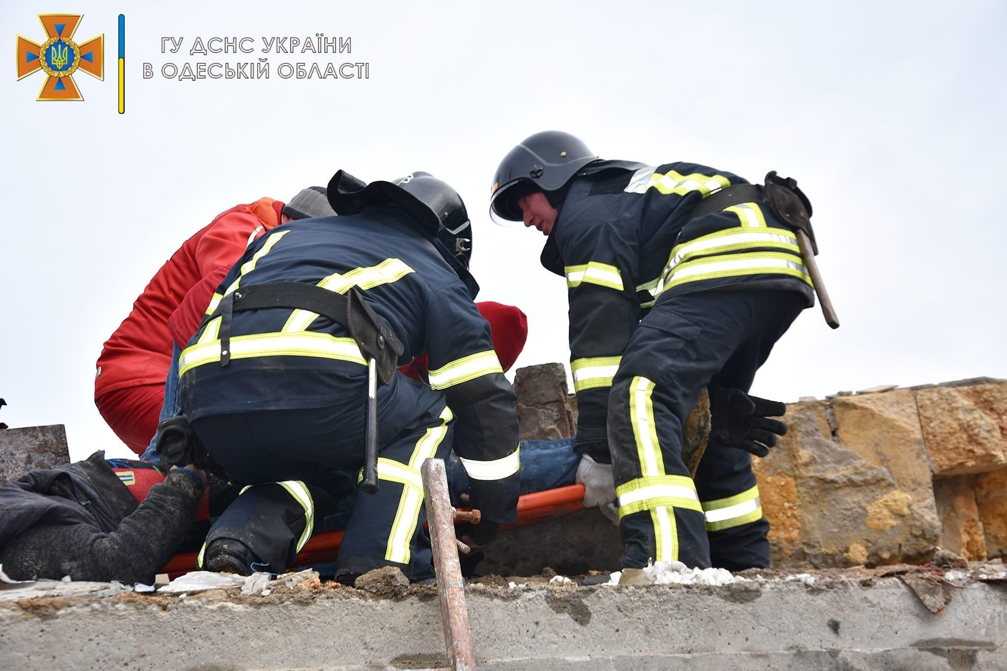 Падение стены в Одессе: один рабочий погиб, еще 2 получили травмы – фото с места происшествия