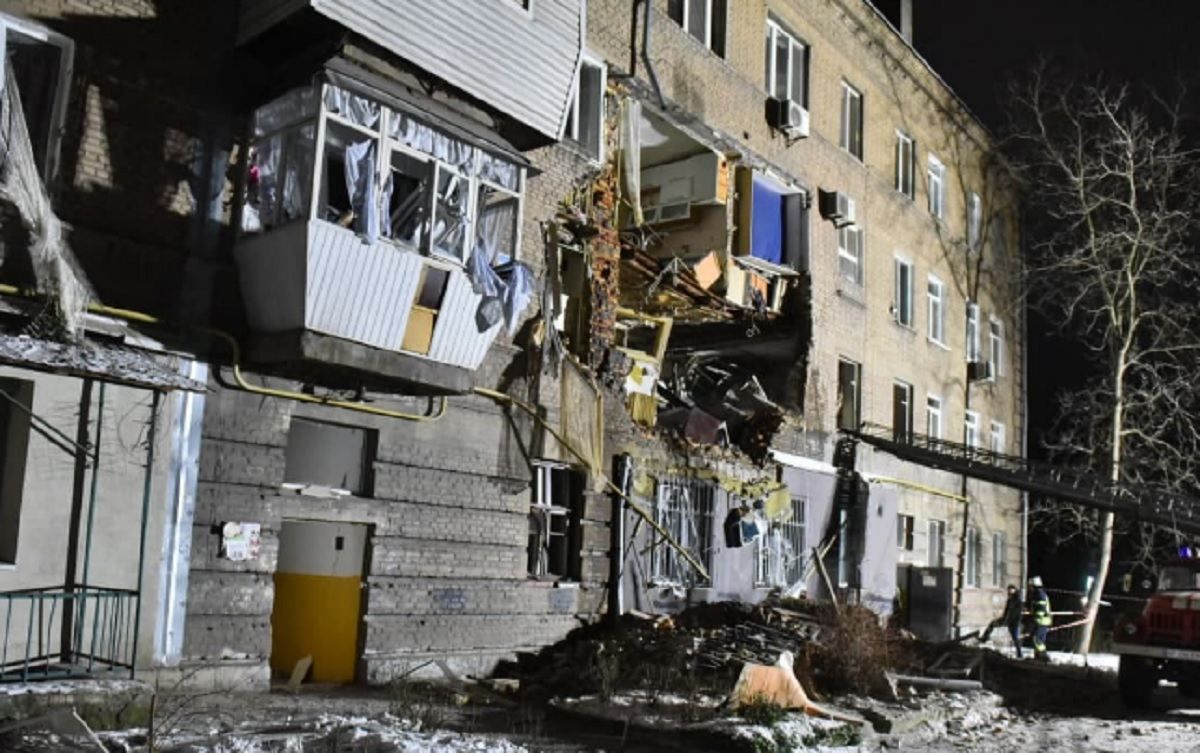 Двері у дитячу довелося ламати, – мешканець будинку в Запоріжжі, де прогримів вибух - Україна новини - 24 Канал Двері у дитячу довелося ламати, – мешканець будинку в Запоріжжі, де прогримів вибух - Україна новини - 24 Канал