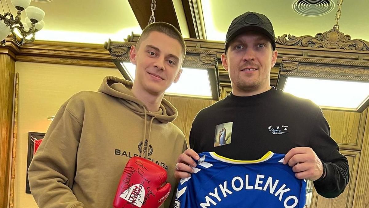 Усик та Миколенко обмінялися подарунками під час зустрічі