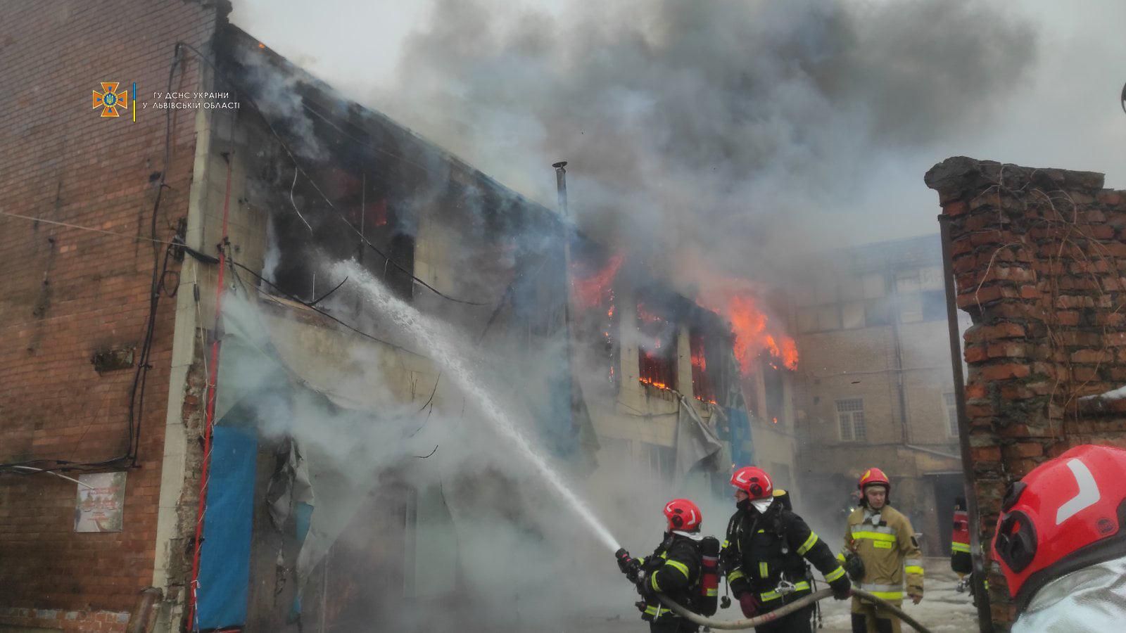 Во Львове произошел масштабный пожар: огонь тушат 43 спасателя
