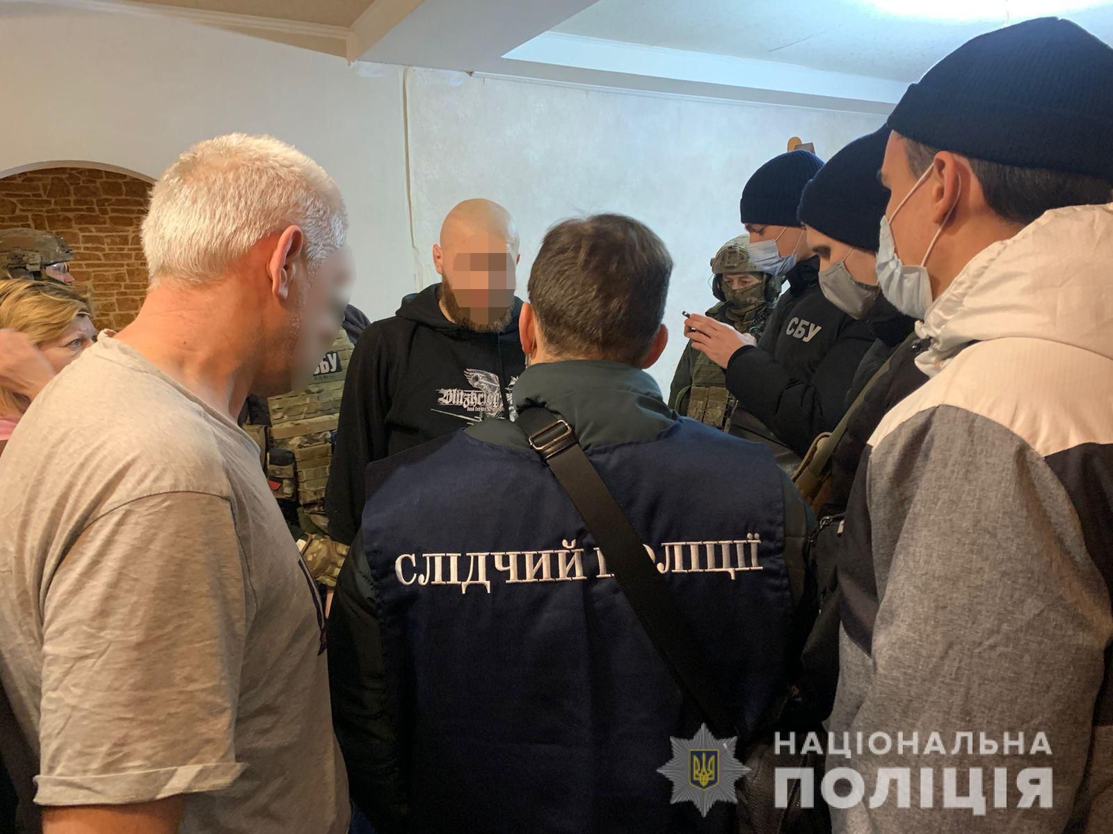 Требовали 10 тысяч долларов и угрожали квартирантам: в Харькове разоблачили шантажистов