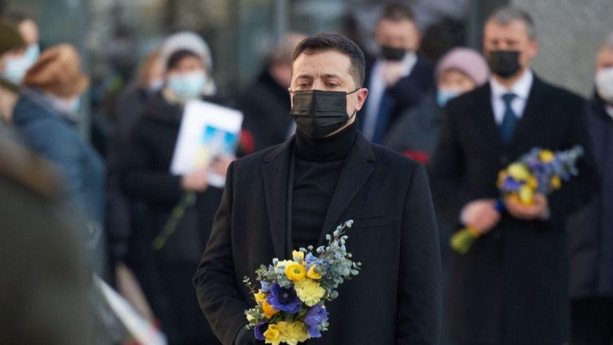 Хвилина мовчання та квіти: Зеленський вшанував пам'ять Героїв Крут - Україна новини - 24 Канал Хвилина мовчання та квіти: Зеленський вшанував пам'ять Героїв Крут - Україна новини - 24 Канал