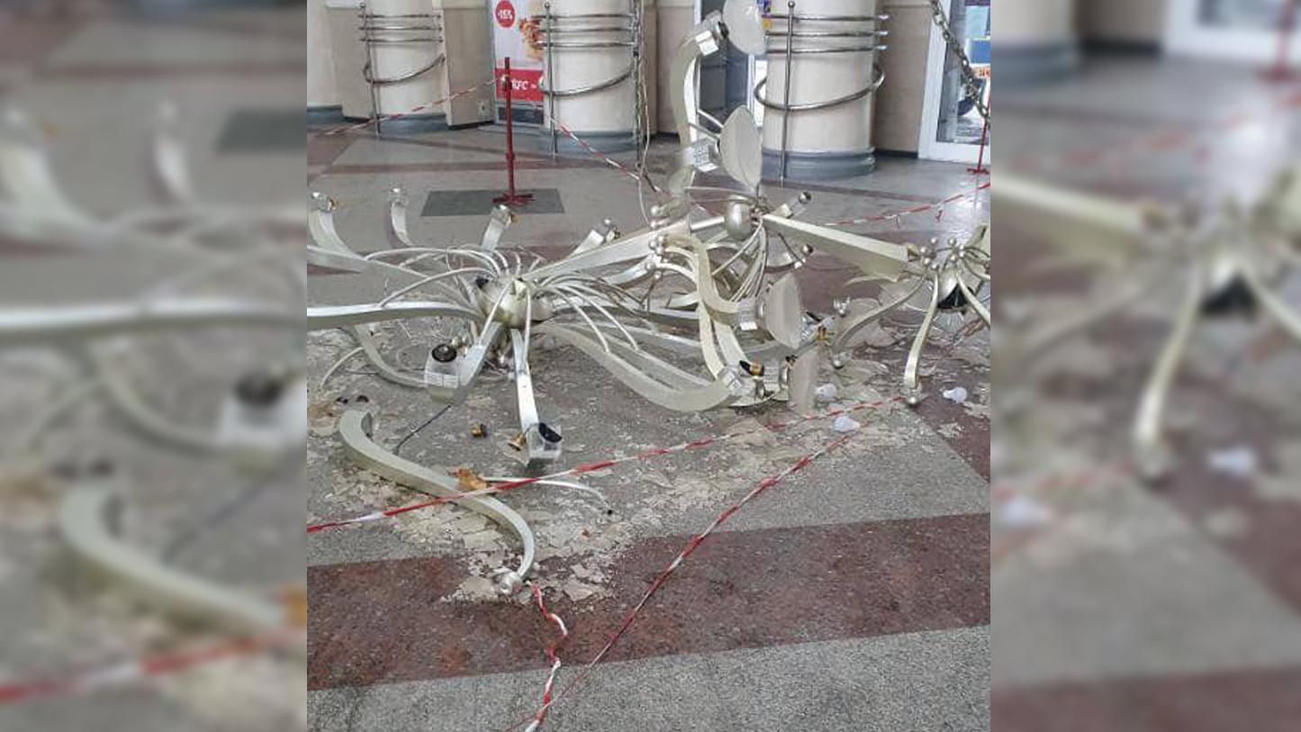 У Дніпрі впала велетенська люстра вокзалу: Укрзалізниця перевірить усі підвісні світильники - Новини Дніпро - Дніпро У Дніпрі впала велетенська люстра вокзалу: Укрзалізниця перевірить усі підвісні світильники - Новини Дніпро - Дніпро