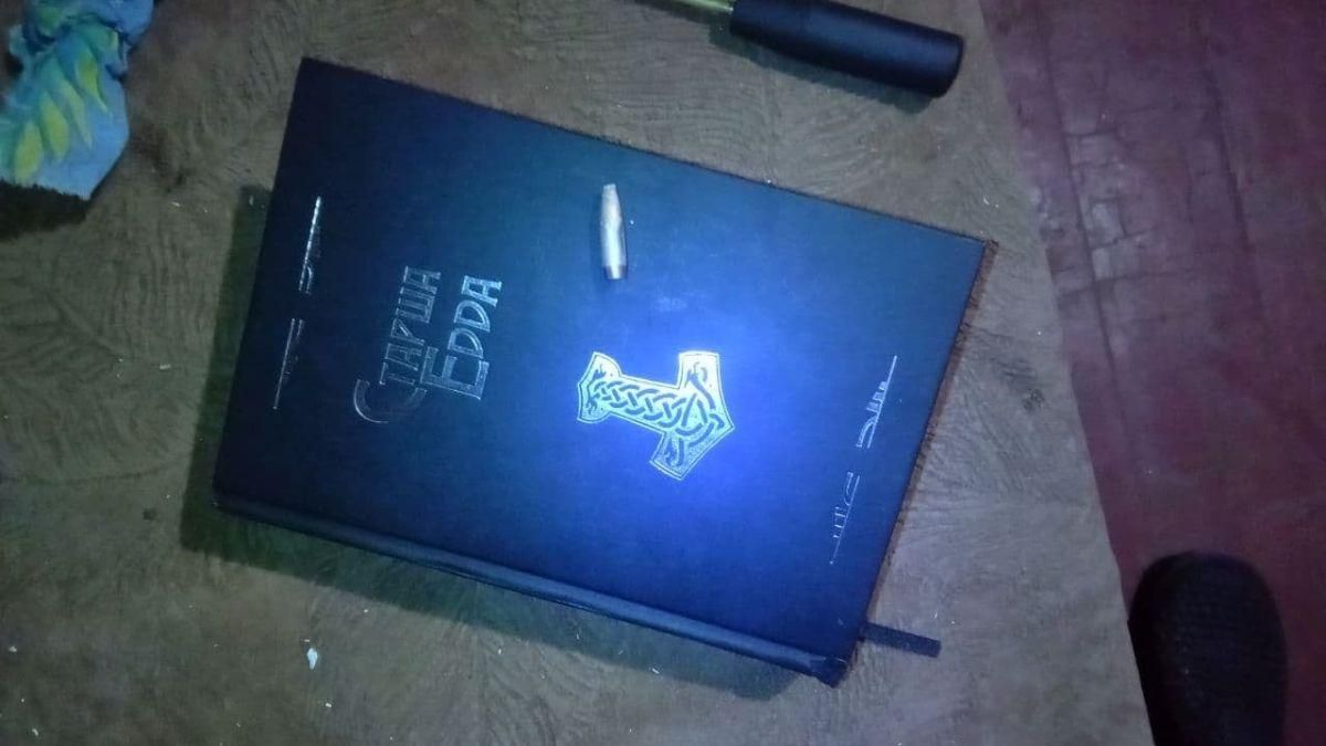 Остановила пулю: в сети пишут, что книга спасла жизнь военному на Донбассе Остановила пулю: в сети пишут, что книга спасла жизнь военному на Донбассе