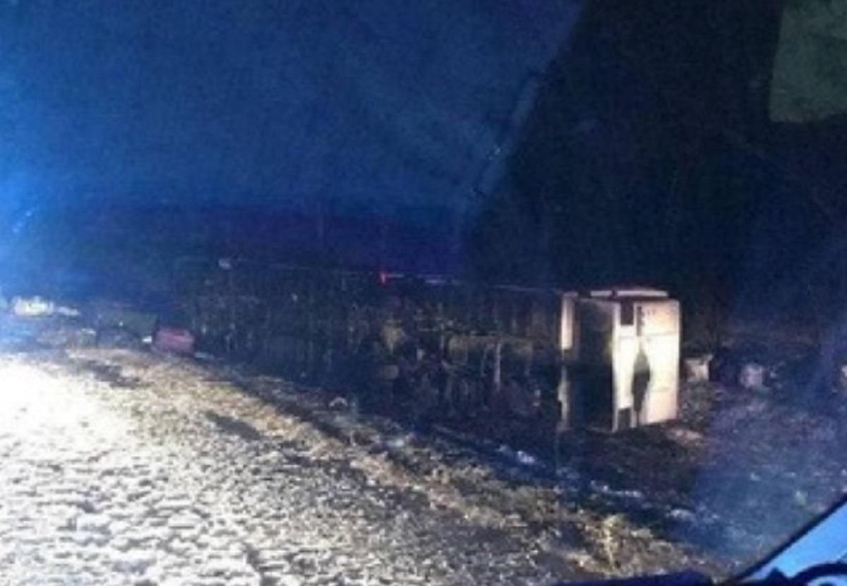 На трасі Київ – Чоп перекинувся рейсовий автобус: постраждали 14 людей - Україна новини - Львів На трасі Київ – Чоп перекинувся рейсовий автобус: постраждали 14 людей - Україна новини - Львів