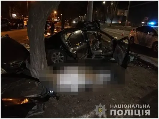  В Одесі авто влетіло в опору рекламного щита: є загиблі