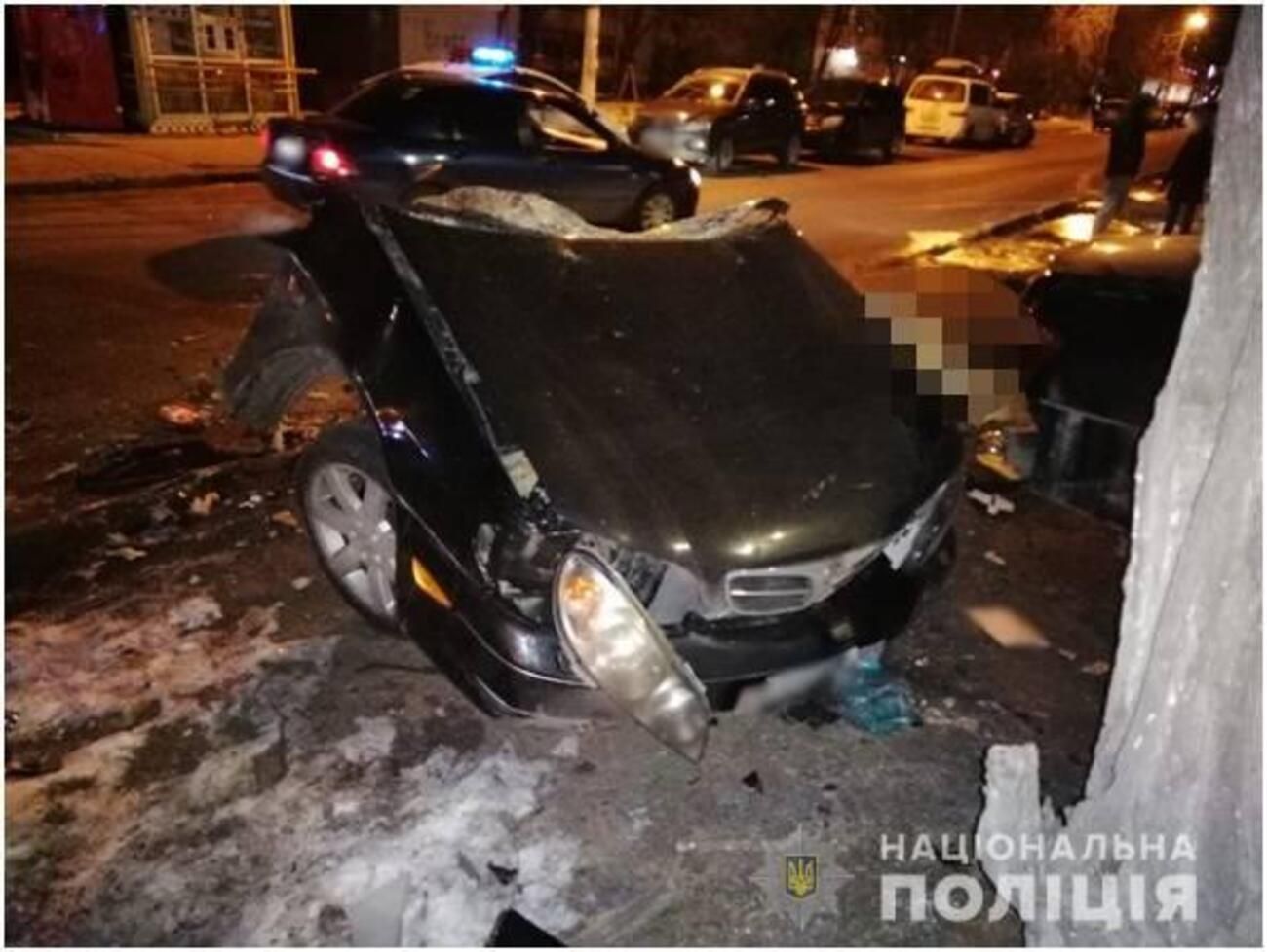 В Одессе авто влетело в опору рекламного щита: есть погибшие