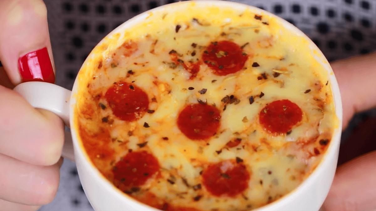 Любимая начинка + чашка и микроволновка: крутой рецепт пиццы, которая готовится 3 минуты