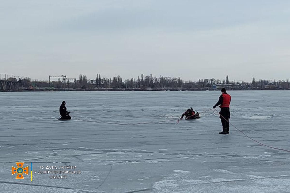 Вынырнул только один: в Днепре подростки провалились под лед, потому что хотели "искупаться" 