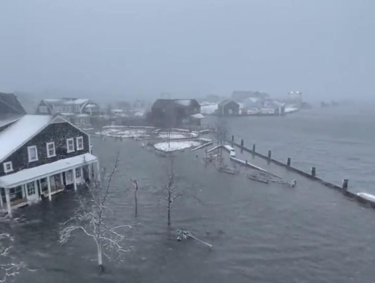 Мощный шторм ударил по Северной Европе: есть погибшие и пострадавшие Мощный шторм ударил по Северной Европе: есть погибшие и пострадавшие