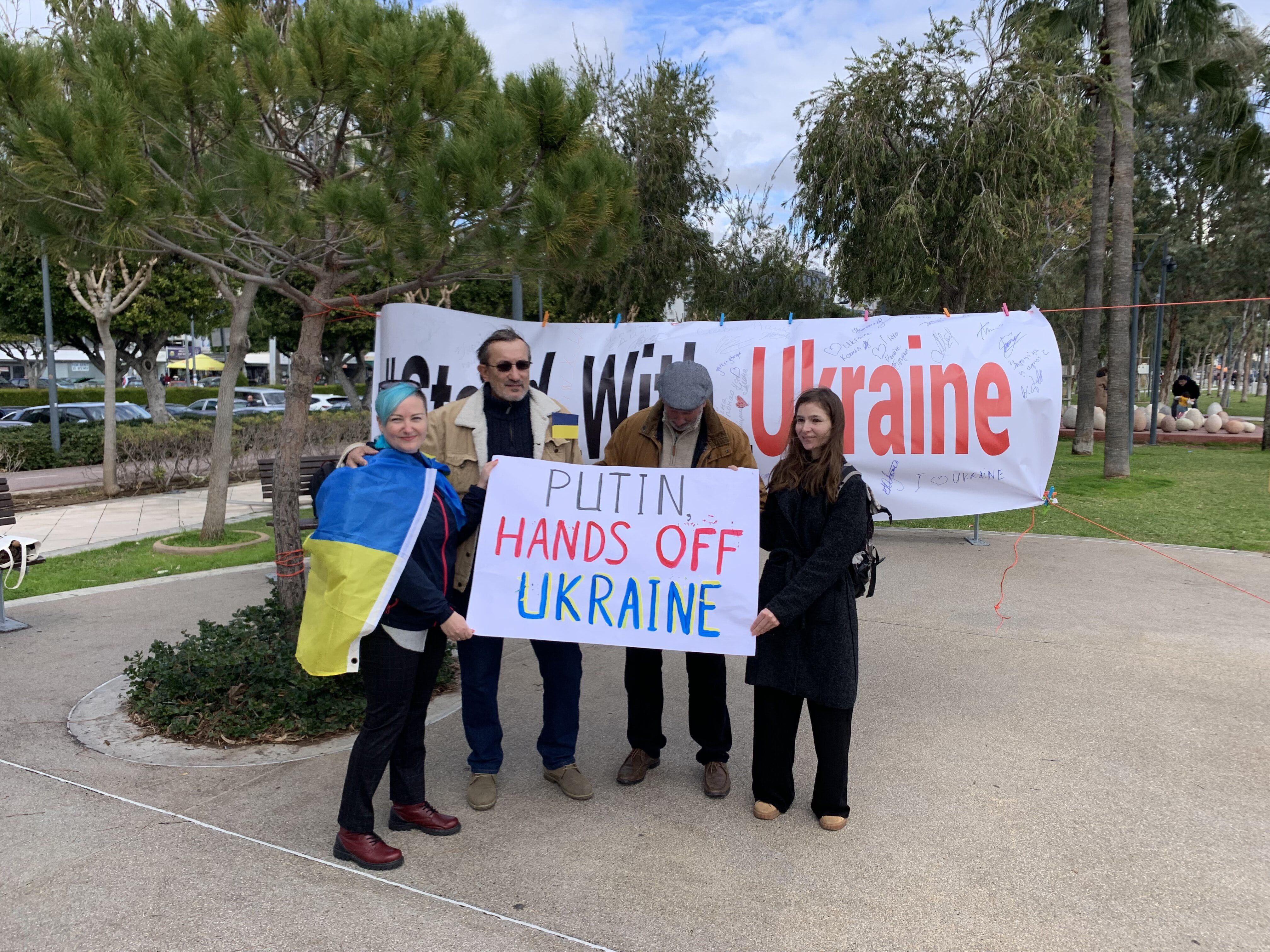 На Кіпрі влаштували акцію на підтримку України: фото з місця події - 24 Канал На Кіпрі влаштували акцію на підтримку України: фото з місця події - 24 Канал