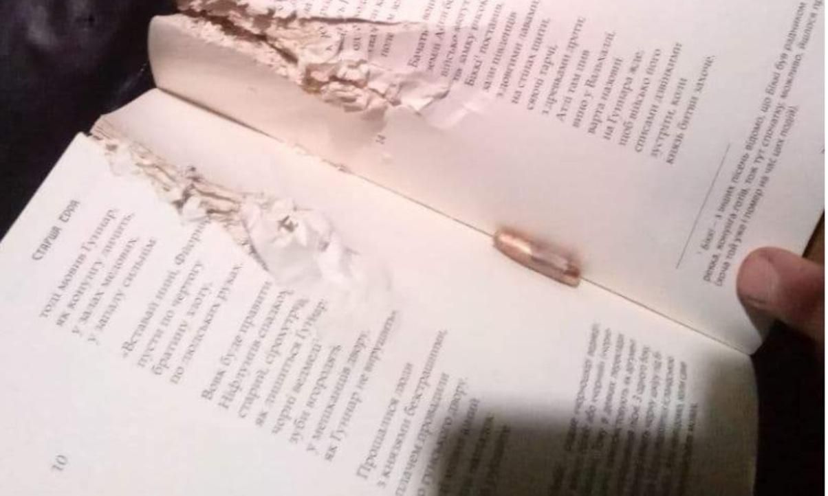 Фото й куля справжні: з'явилися нові деталі про книгу, яка "врятувала бійців" в ООС - новини ООС - 24 Канал Фото й куля справжні: з'явилися нові деталі про книгу, яка "врятувала бійців" в ООС - новини ООС - 24 Канал