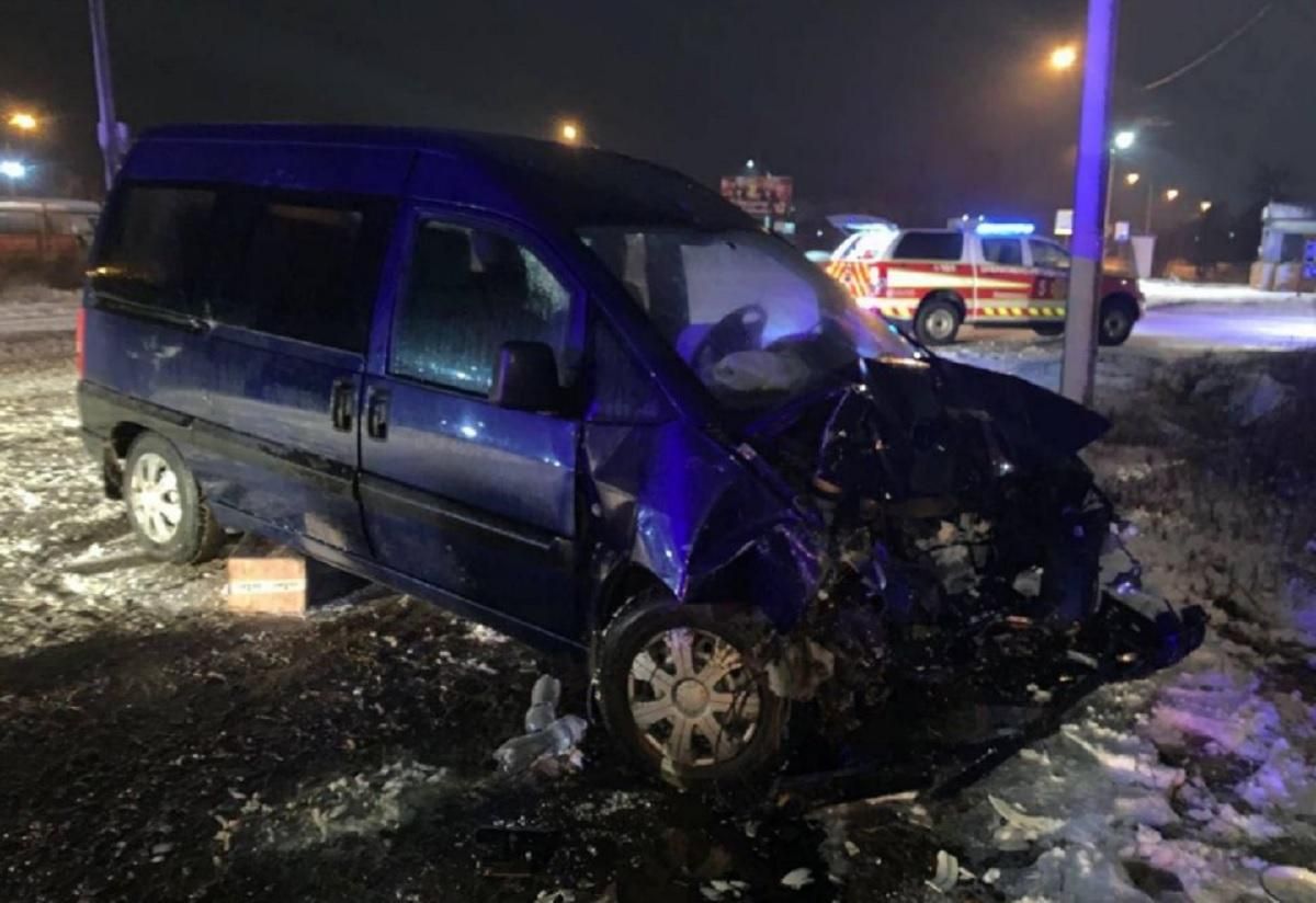 На Волыни столкнулись два минивэна: в аварии пострадали 11 человек На Волыни столкнулись два минивэна: в аварии пострадали 11 человек