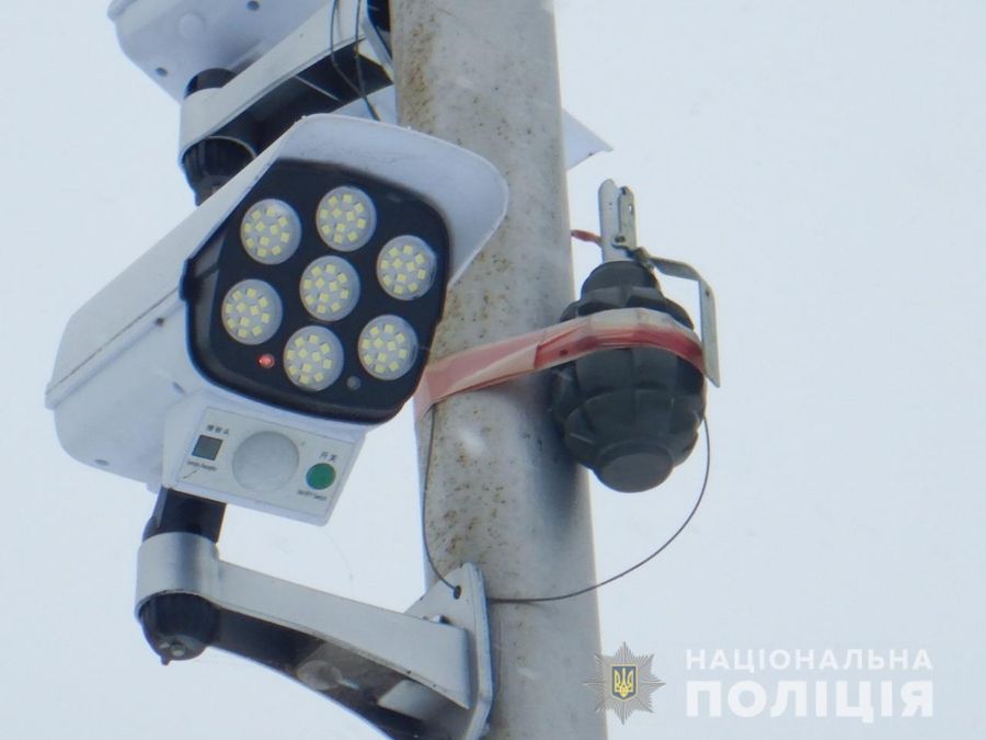 Лякав злодіїв: на Одещині чоловік повісив муляжі гранат на електроопори - Новини Одеси - Одеса Лякав злодіїв: на Одещині чоловік повісив муляжі гранат на електроопори - Новини Одеси - Одеса