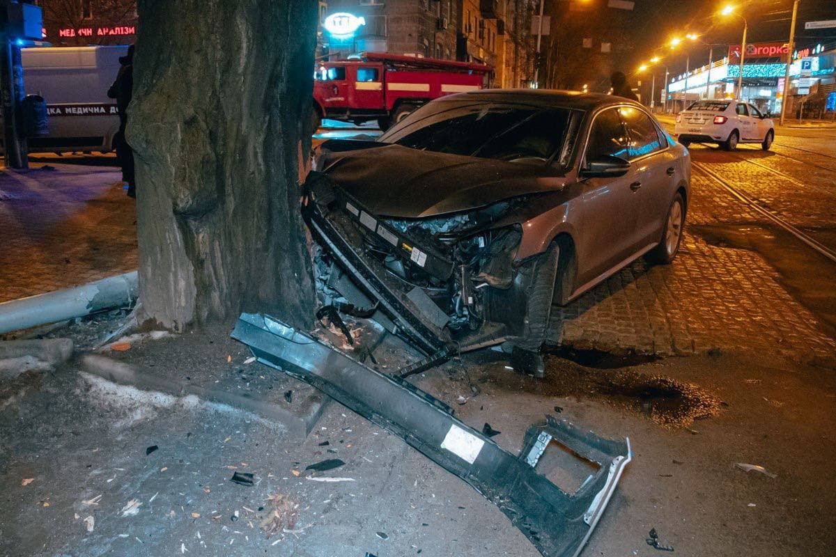 Volkswagen на швидкості врізався у дерево в Дніпрі та загорівся: є постраждалі - Новини кримінал - Дніпро Volkswagen на швидкості врізався у дерево в Дніпрі та загорівся: є постраждалі - Новини кримінал - Дніпро