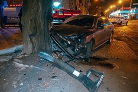 Легковик на швидкості врізався у дерево в Дніпрі та загорівся: є постраждалі