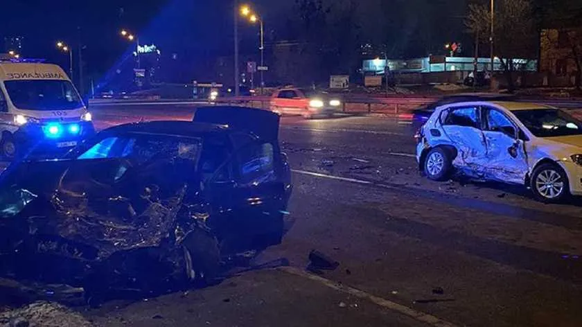 Водійка врізалась в авто після розвороту на Кільцевій дорозі Києва та загинула
