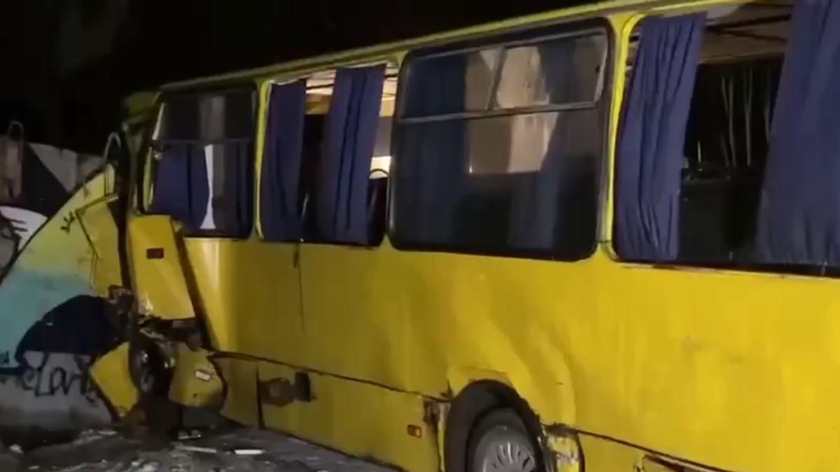 Поезд протаранил автобус в Ирпене: есть пострадавший – видео с места происшествия Поезд протаранил автобус в Ирпене: есть пострадавший – видео с места происшествия