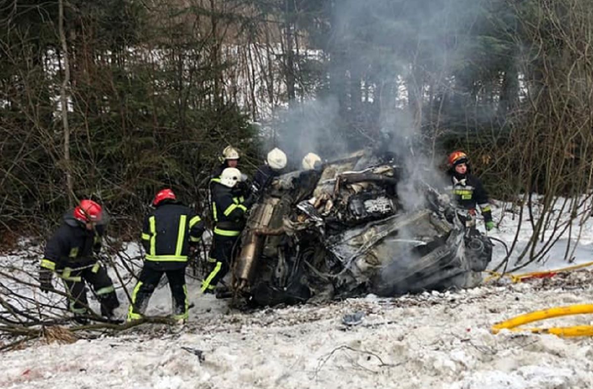 На Прикарпатті сталась моторошна ДТП з жертвою і постраждалими: фото з місця аварії - Україна новини - 24 Канал На Прикарпатті сталась моторошна ДТП з жертвою і постраждалими: фото з місця аварії - Україна новини - 24 Канал