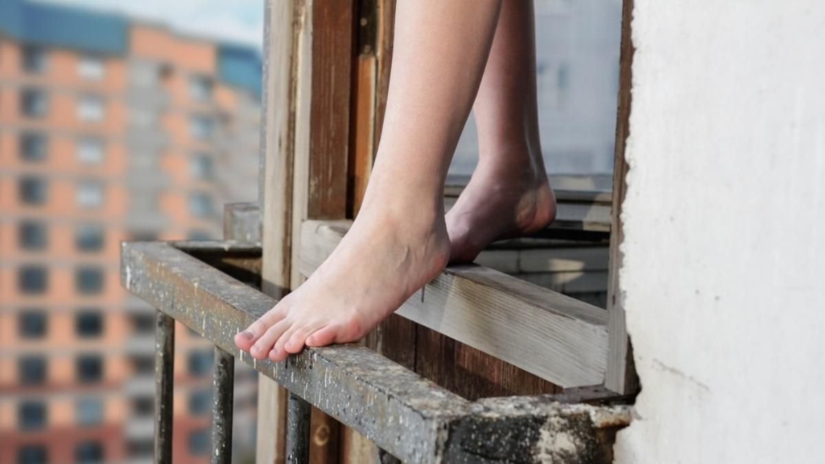 Выпала с балкона: в Харькове погибла дочь задержанного криминального авторитета