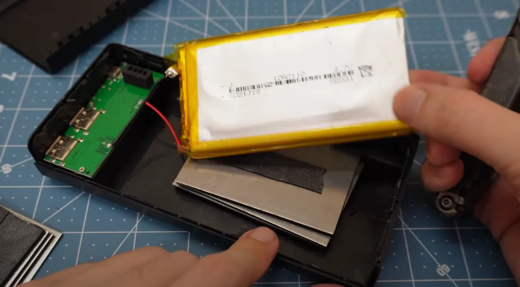 Усередині повербанка виявилась звичайна батарея від смартфона і матал Усередині повербанка виявилась звичайна батарея від смартфона і матал