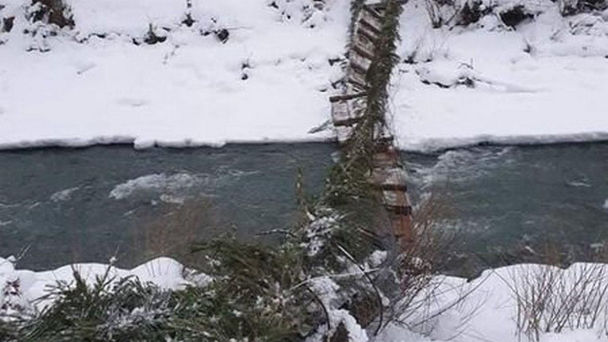 На Закарпатті обірвався підвісний міст з дітьми: відео інциденту - Україна новини - 24 Канал На Закарпатті обірвався підвісний міст з дітьми: відео інциденту - Україна новини - 24 Канал