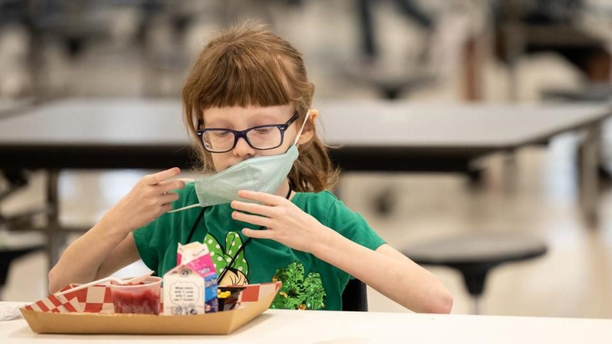 Как выглядят школьные обеды в США: родители показали ужасающие фото блюд
