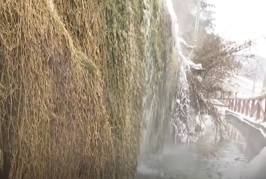 В Румынии замерз термальный водопад