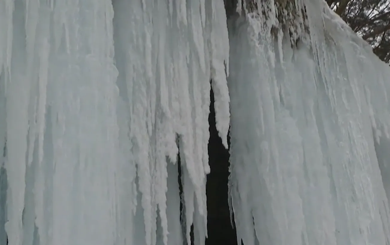 В Румунії замерз термальний водоспад