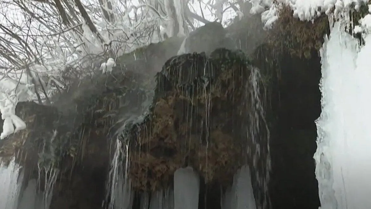В Румунії замерз термальний водоспад