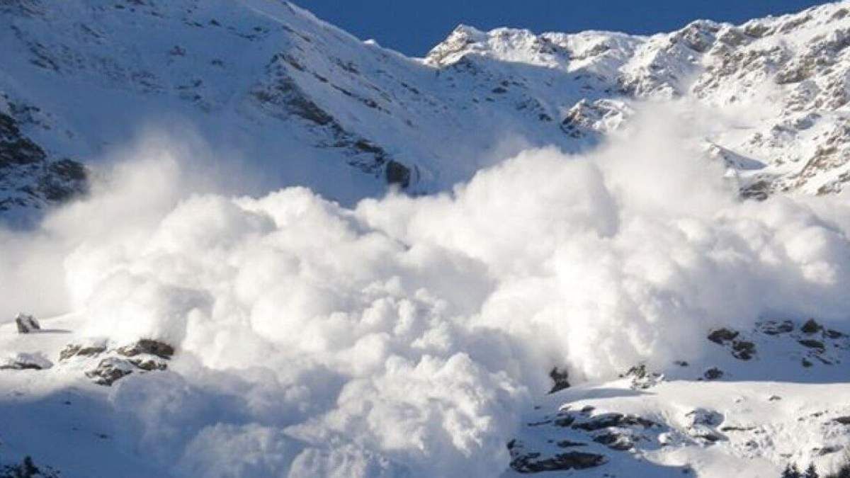 На Закарпатті посеред ночі дві лавини зійшли на дорогу: людей просять не ходити у гори - Україна новини - 24 Канал На Закарпатті посеред ночі дві лавини зійшли на дорогу: людей просять не ходити у гори - Україна новини - 24 Канал