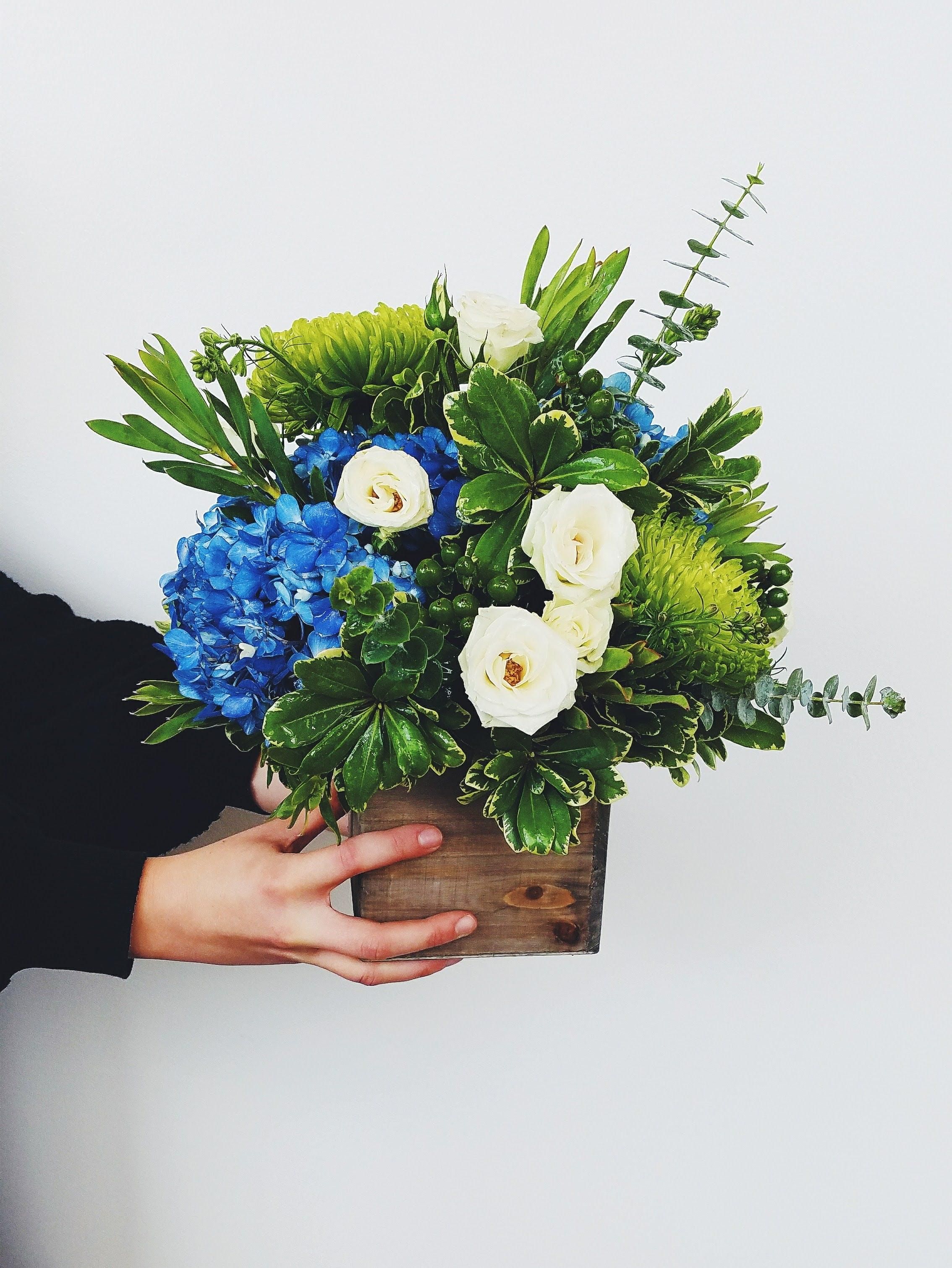 Рідні будуть вражені: як зробити квітковий букет у коробці власноруч