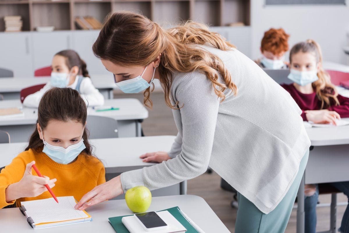 В Харьковской области сотни учителей и преподавателей не пустили на работу без вакцинации