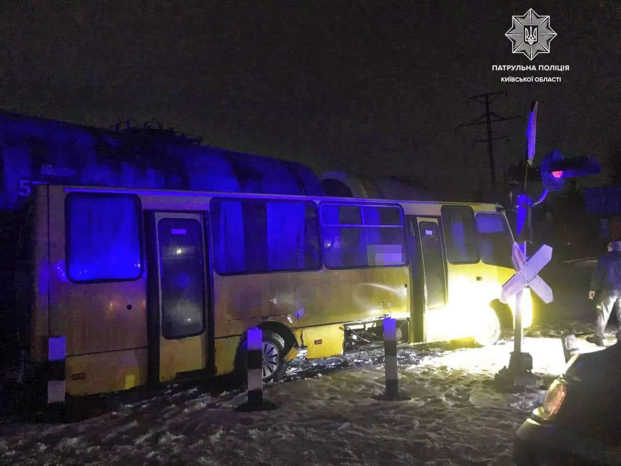 Поїзд протаранив маршрутний автобус на переїзді біля Києва Поїзд протаранив маршрутний автобус на переїзді біля Києва