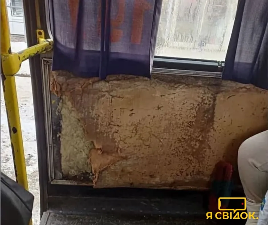 В одеській маршрутці прогнила стінка в салоні В одеській маршрутці прогнила стінка в салоні