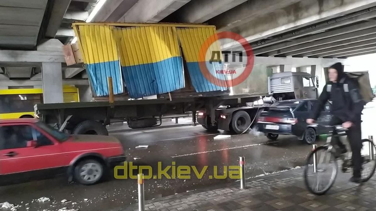 На Лівобережці у Києві водій вантажівки застряг під шляхопроводом: фото з місця події - Київ На Лівобережці у Києві водій вантажівки застряг під шляхопроводом: фото з місця події - Київ