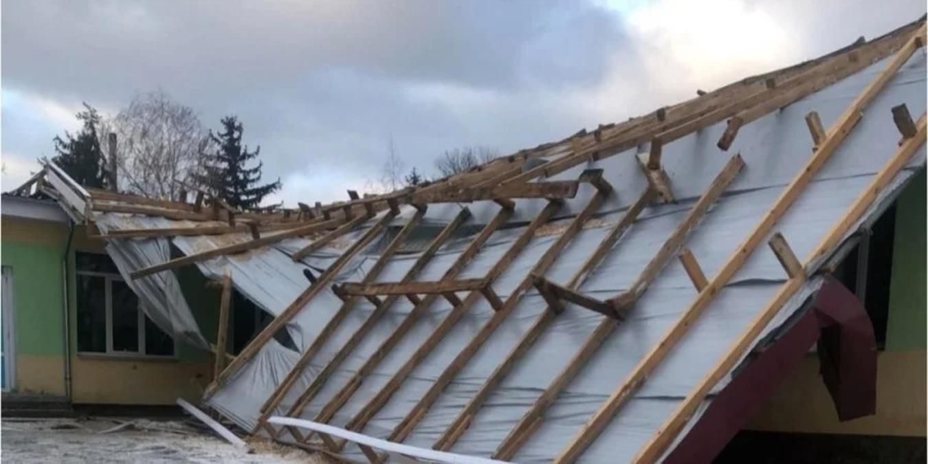 На Львовщине штормовой ветер сорвал крышу с приюта для пожилых людей На Львовщине штормовой ветер сорвал крышу с приюта для пожилых людей