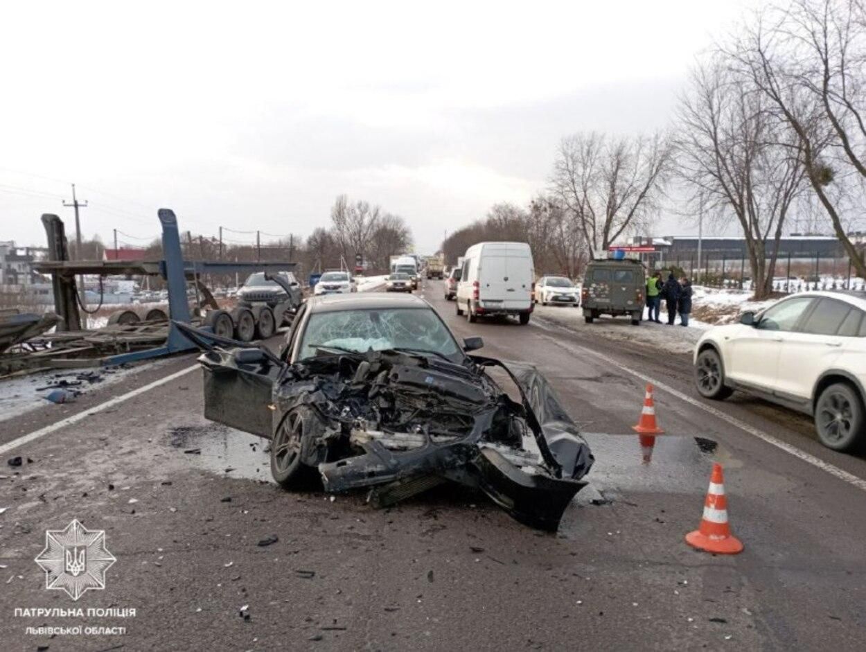 Вантажівка на швидкості вилетіла в кювет: у Львові сталася масштабна ДТП - Новини Львова сьогодні - Львів